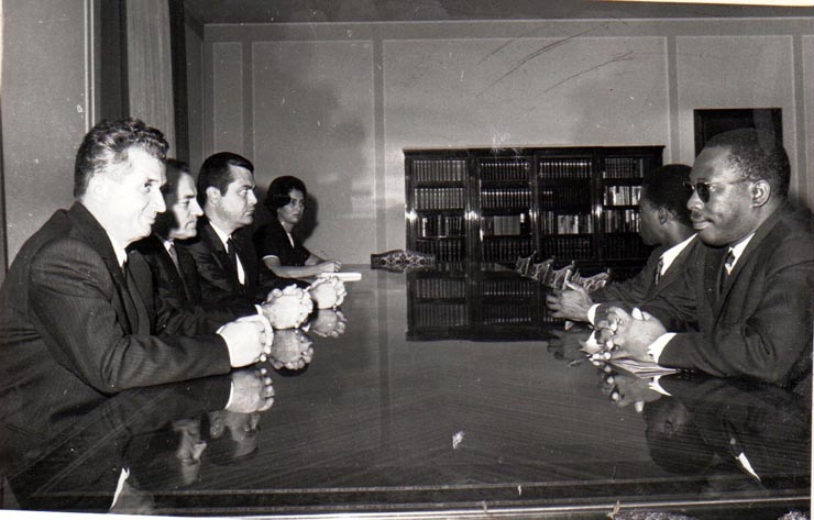 Nicolae Ceauşescu, secretar general al P.C.R., în timpul convorbirilor oficiale cu delegaţia Partidului Democrat din Guineea, condusă de Keita Mamadi, secretar al Biroului Politic Naţional al Partidului, care face o vizită în ţara noastră.   (2 octombrie 1969).