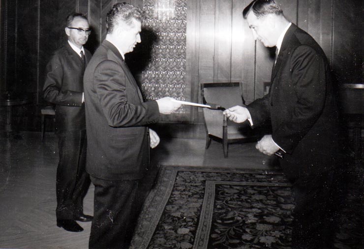 Primirea la Nicolae Ceauşescu, preşedintele Consiliului de Stat al R.S.R, a lui Spas Nicolov Gospodov, noul ambasador al R.P. Bulgaria în România, care şi-a prezentat scrisorile de acreditare.      (6 octombrie 1969).