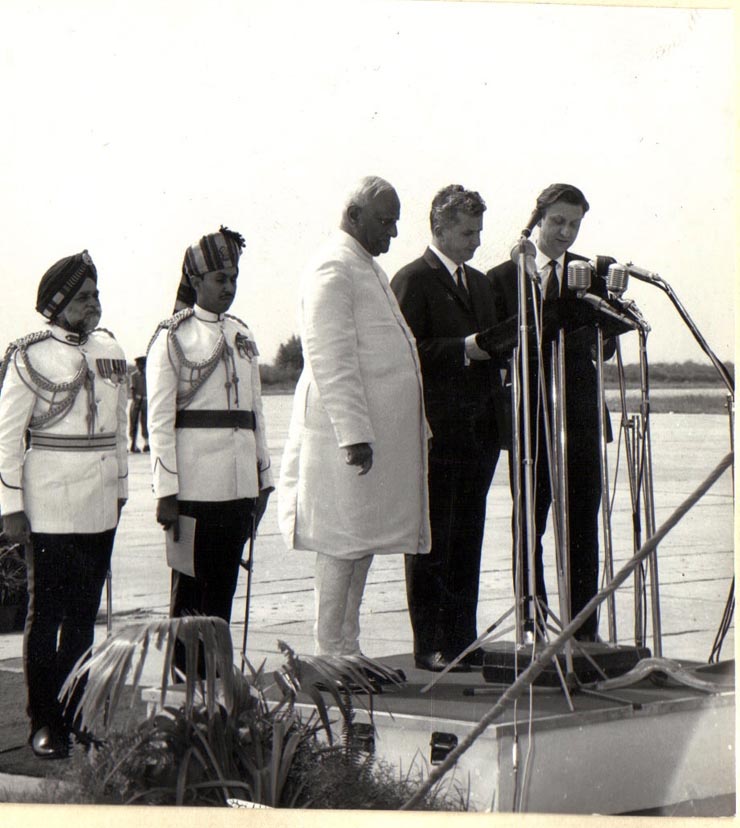 Sosorea la Delhi în India a lui Nicolae Ceauşescu, preşedintele Consiliului de Stat al R.S.R. Cuvântările de bun sosit pe aeroportul din capitala Indiei. (13 octombrie 1969).