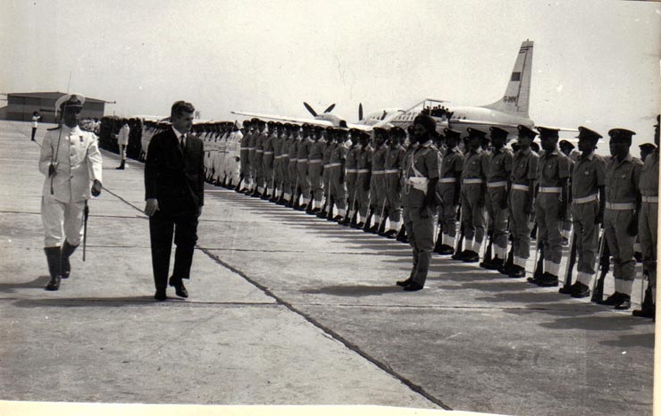 Nicolae Ceauşescu, preşedintele Consiliului de Stat al R.S.R., trece în revistă garda de onoare aliniată pe aeroport, cu prilejul vizitei sale în India.  (13 octombrie 1969).