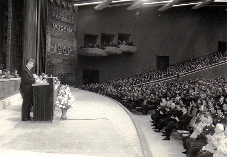 Nicolae Ceauşescu, secretar general al P.C.R., rostindu-şi cuvântarea cu prilejul sărbătoririi Zilei Armatei.(25 octombrie 1969).