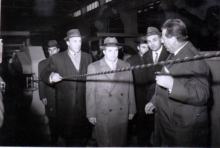 Nicolae Ceauşescu, preşedintele Consiliului de Stat al R.S.R., în vizită la fabrica de cabluri din Bucureşti.(8 noiembrie 1969).