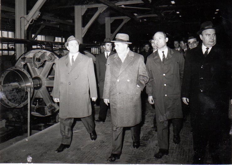 Nicolae Ceauşescu, secretar general al P.C.R., în timpul vizitei de lucru la Uzinele din Berceni, Bucureşti.(8 noiembrie 1969).