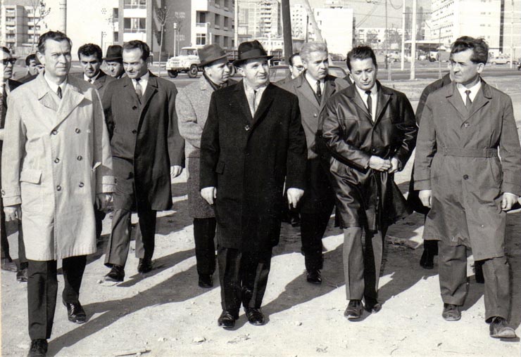 Aspect din timpul vizitei de lucru a lui Nicolae Ceauşescu, secretar general al P.C.R., în cartierul Titan din Bucureşti.   (12 noiembrie 1969).