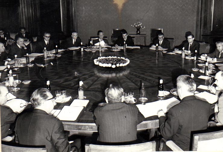 Nicolae Ceauşescu, preşedintele Consiliului de Stat al R.S.R, prezidând şedinţa de lucru a Consiliului de Stat al R.S.R, pentru rezolvarea unor probleme curente.(12 noiembrie 1969).