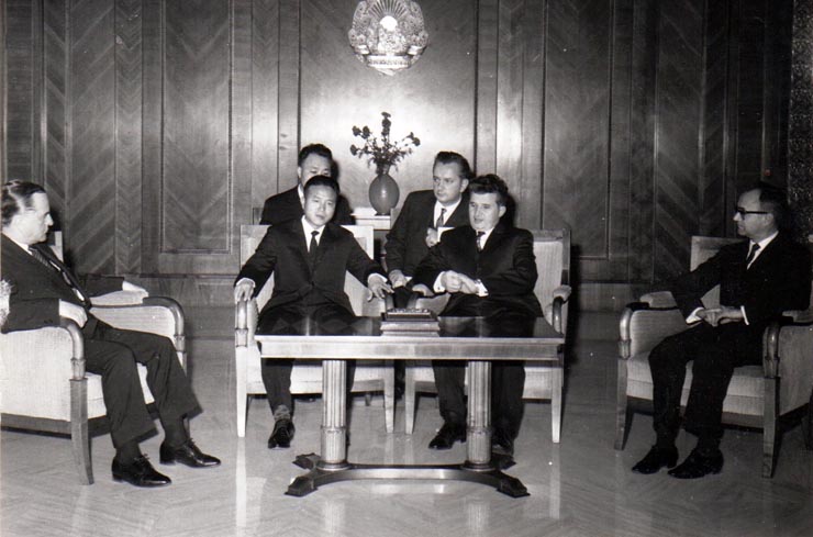 Primirea la Nicolae Ceauşescu, preşedintele Consiliului de Stat al R.S.R, a scrisorilor de acreditare a noului ambasador al R.D. Coreene în România, Kang Iăng Săp.(23    decembrie 1969).