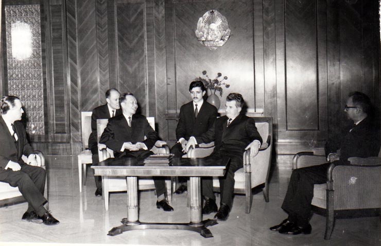 Nicolae Ceauşescu, preşedintele Consiliului de Stat al R.S.R, a primit pe Nguyen Dnag Hanh, ambasador al Republicii Democrate Vietnam în R.S.R., cu prilejul prezentării scrisorilor de acreditare.(26 decembrie 1969).
