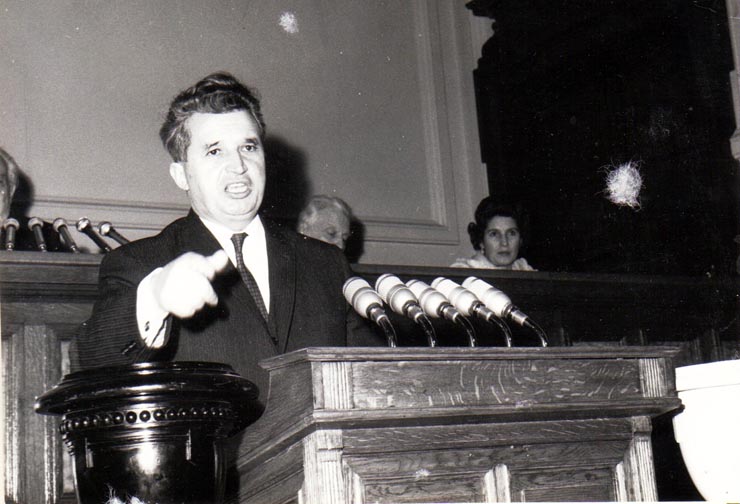 Nicolae Ceauşescu, secretar general al P.C.R, preşedintele Consiliului de Stat al R.S.R., expunându-şi cuvântarea la Sesiunea Marii Adunări Naţionale din 29 decembrie 1969.     (29 decembrie 1969).     