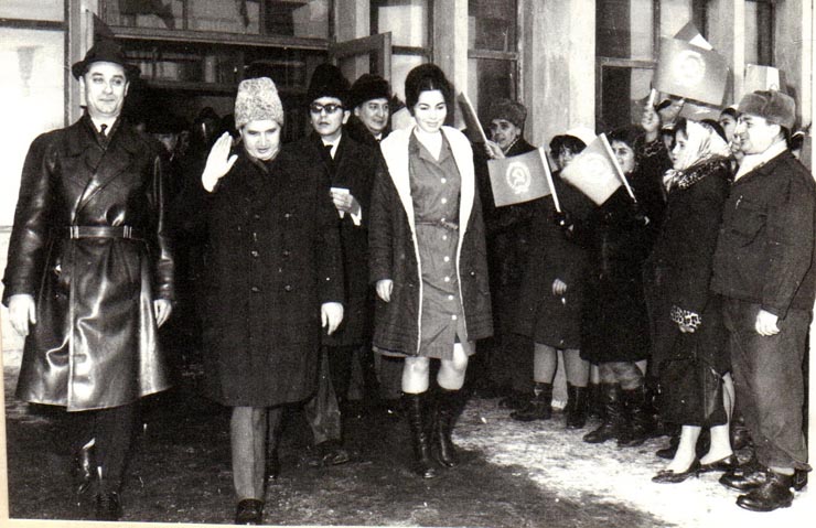 Vizita de lucru a lui Nicolae Ceauşescu, secretar general al P.C.R, în oraşul şi portul Olteniţa, după vizitarea fabricii de fire din celofibră.    (20 ianuarie 1970).