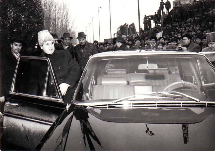 Aspect din timpul vizitei de lucru a lui Nicolae Ceauşescu, secretar general al P.C.R, la şantierele navale Olteniţa.   (20 ianuarie 1970).