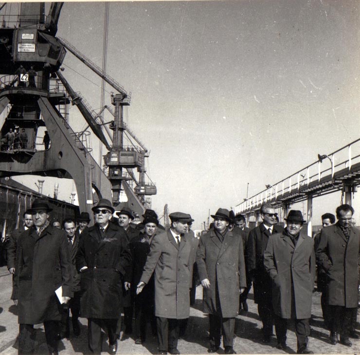 Nicolae Ceauşescu în timpul vizitei de lucru în portul Constanţa.      (1 aprilie 1970).