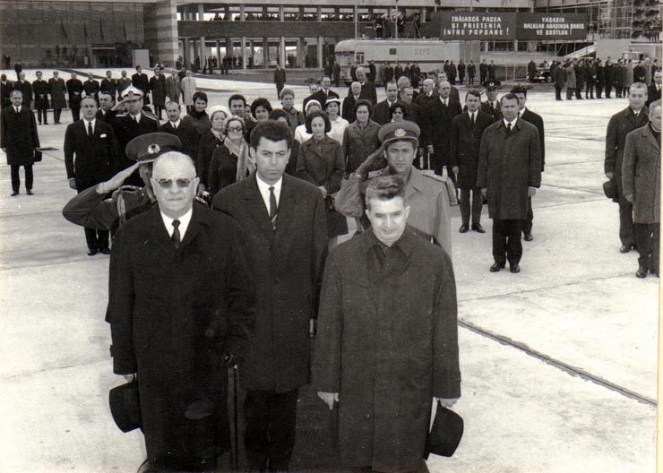 Primirea de către Nicolae Ceauşescu, preşedintele Consiliului de Stat al R.S.R., a preşedintelui Republicii Turcia, Cevdet Sunay. La sosire, pe aeroportul internaţional Bucureşti-Otopeni.    (13 aprilie 1970).