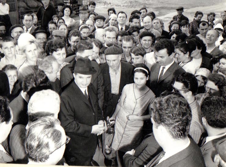 Nicolae Ceauşescu, secretar general al P.C.R., în timpul vizitei în pieţele Capitalei.     (29  aprilie 1970).