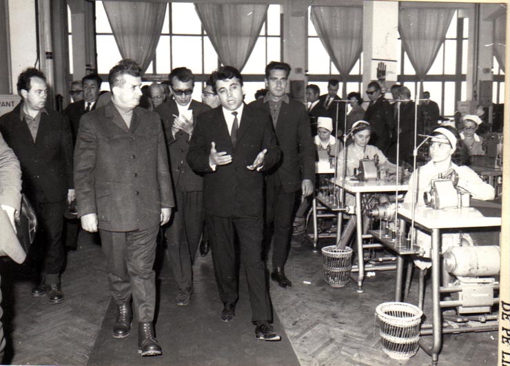 Nicolae Ceauşescu, secretar general al P.C.R, în vizită de lucru la Fabrica de confecţii din Focşani.   (27 mai 1970).