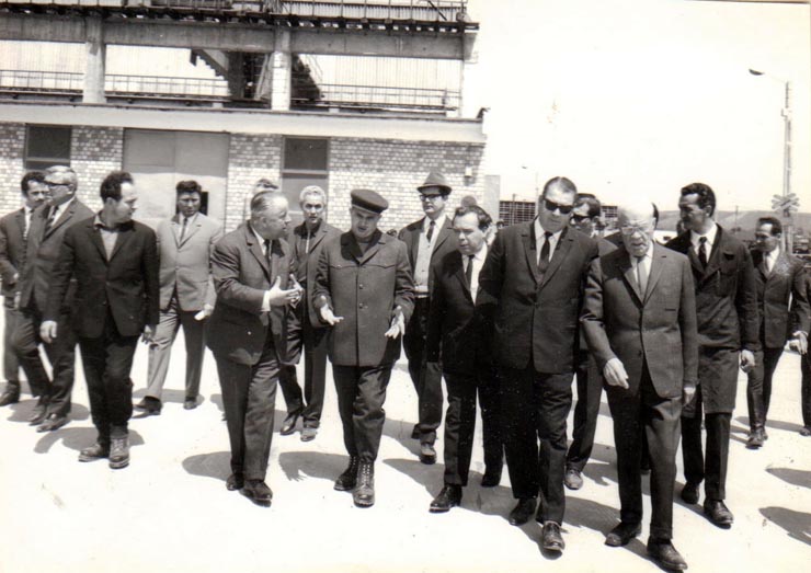 Nicolae Ceauşescu, secretar general al P.C.R, pe şantierul CEIL Focşani, cu prilejul vizitei de lucru în judeţele Buzău, Vrancea şi Vaslui.      (27 mai 1970).