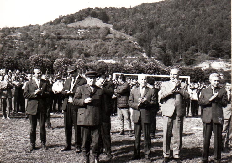 Nicolae Ceauşescu, secretar general al P.C.R, la mitingul din Piatra Neamţ, cu prilejul vizitei de lucru în municipiul Bacău.       (27 mai 1970).