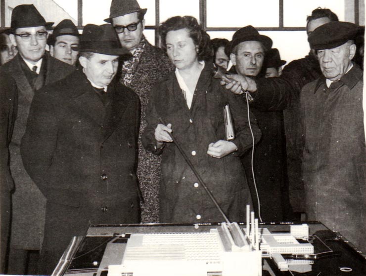 Vizita de lucru a lui Nicolae Ceauşescu, secretar general al P.C.R, preşedintele Consiliului de Stat al R.S.R., la Combinatul de sticlărie Bucureşti.    (24 decembrie 1970).