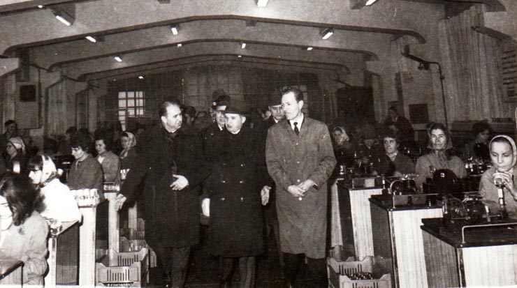 Vizita de lucru a lui Nicolae Ceauşescu, secretar general al P.C.R, preşedintele Consiliului de Stat al R.S.R., la Uzina mecanică fizică Bucureşti.    (24 decembrie 1970).