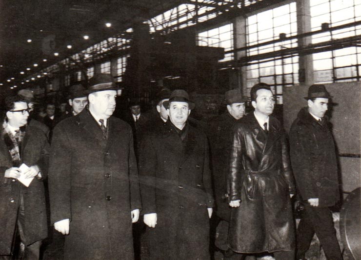 Vizita de lucru a lui Nicolae Ceauşescu, secretar general al P.C.R, preşedintele Consiliului de Stat al R.S.R., la Uzinele de pompe Bucureşti.   (25 decembrie 1970).