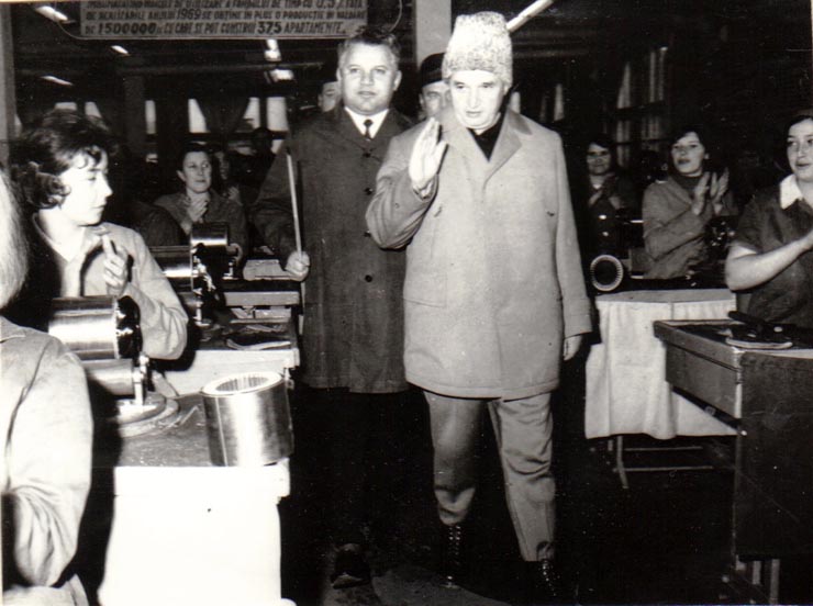 Vizita de lucru a lui Nicolae Ceauşescu, secretar general al P.C.R., preşedintele Consiliului de Stat al R.S.R la Electroprecizie-Săcele.       (4 ianuarie 1971).