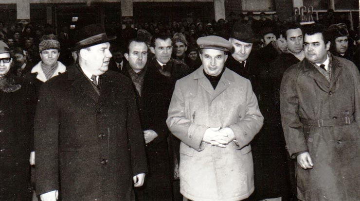 Vizita de lucru a lui Nicolae Ceauşescu, secretar general al P.C.R., preşedintele Consiliului de Stat al R.S.R la Hidrodinamica Braşov.          (4 ianuarie 1971).