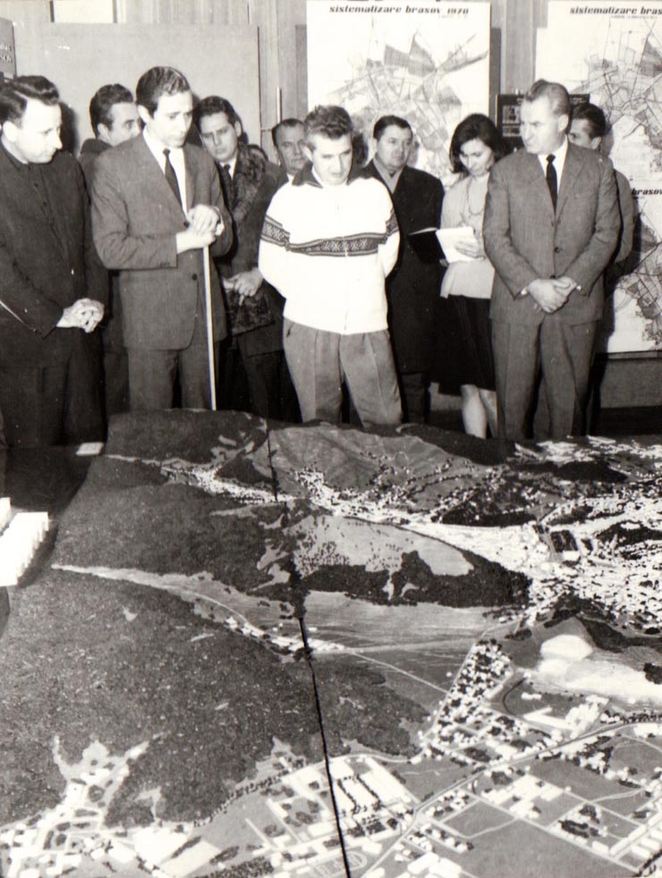 Vizita de lucru a lui Nicolae Ceauşescu, secretar general al P.C.R., preşedintele Consiliului de Stat al R.S.R la D.S.A.P.C. Braşov.       (4 ianuarie 1971).