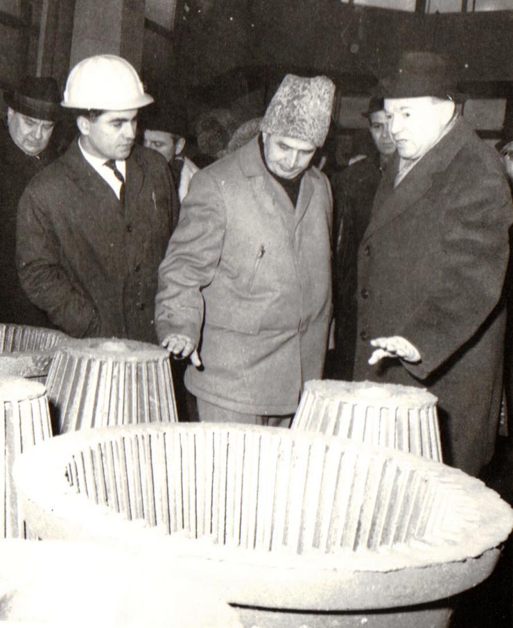 Vizita de lucru a lui Nicolae Ceauşescu, secretar general al P.C.R., preşedintele Consiliului de Stat al R.S.R la UPRUC – Făgăraş.      (5 ianuarie 1971).
