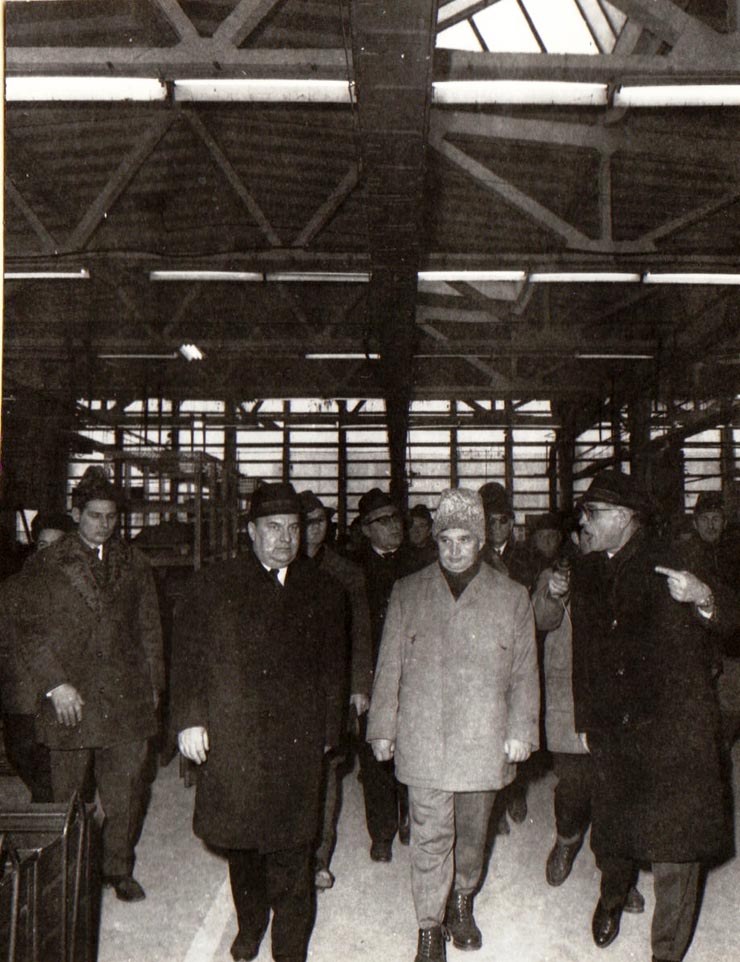 Vizita de lucru a lui Nicolae Ceauşescu, secretar general al P.C.R., preşedintele Consiliului de Stat al R.S.R la Uzina de piese auto Sibiu.      (5 ianuarie 1971).