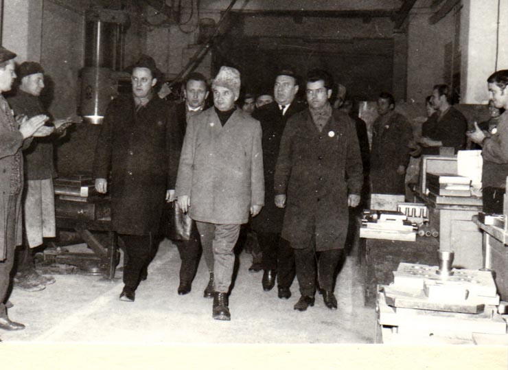 Vizita de lucru a lui Nicolae Ceauşescu, secretar general al P.C.R., preşedintele Consiliului de Stat al R.S.R la Uzina mecanică Mârşa.   (5 ianuarie 1971).