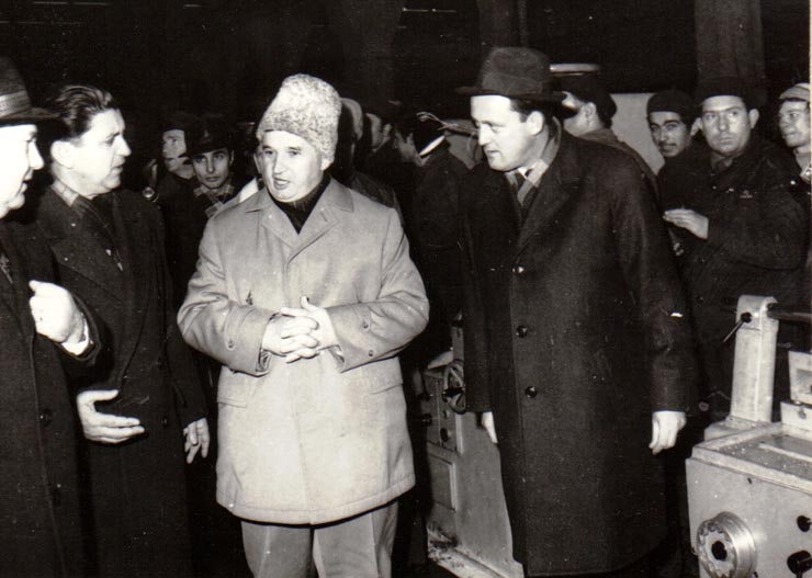 Vizita de lucru a lui Nicolae Ceauşescu, secretar general al P.C.R., preşedintele Consiliului de Stat al R.S.R la Uzina mecanică Sibiu.       (5 ianuarie 1971).