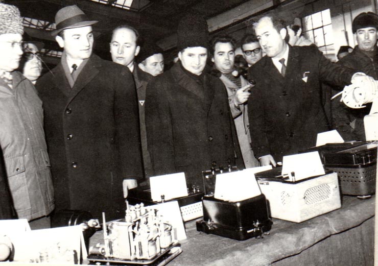 Vizita de lucru a lui Nicolae Ceauşescu, secretar general al P.C.R., preşedintele Consiliului de Stat al R.S.R la I.R.U.E. Câmpina.       (12 ianuarie 1971).