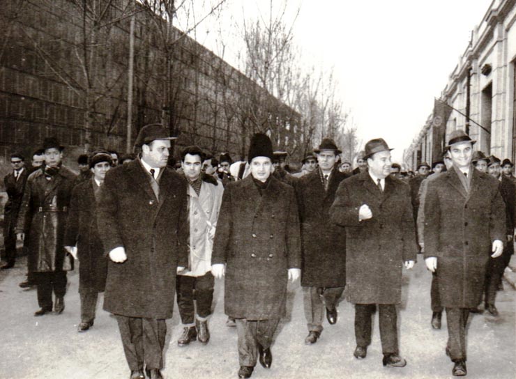 Vizita de lucru a lui Nicolae Ceauşescu, secretar general al P.C.R., preşedintele Consiliului de Stat al R.S.R la Uzina de utilaj chimic Ploieşti.       (12 ianuarie 1971).