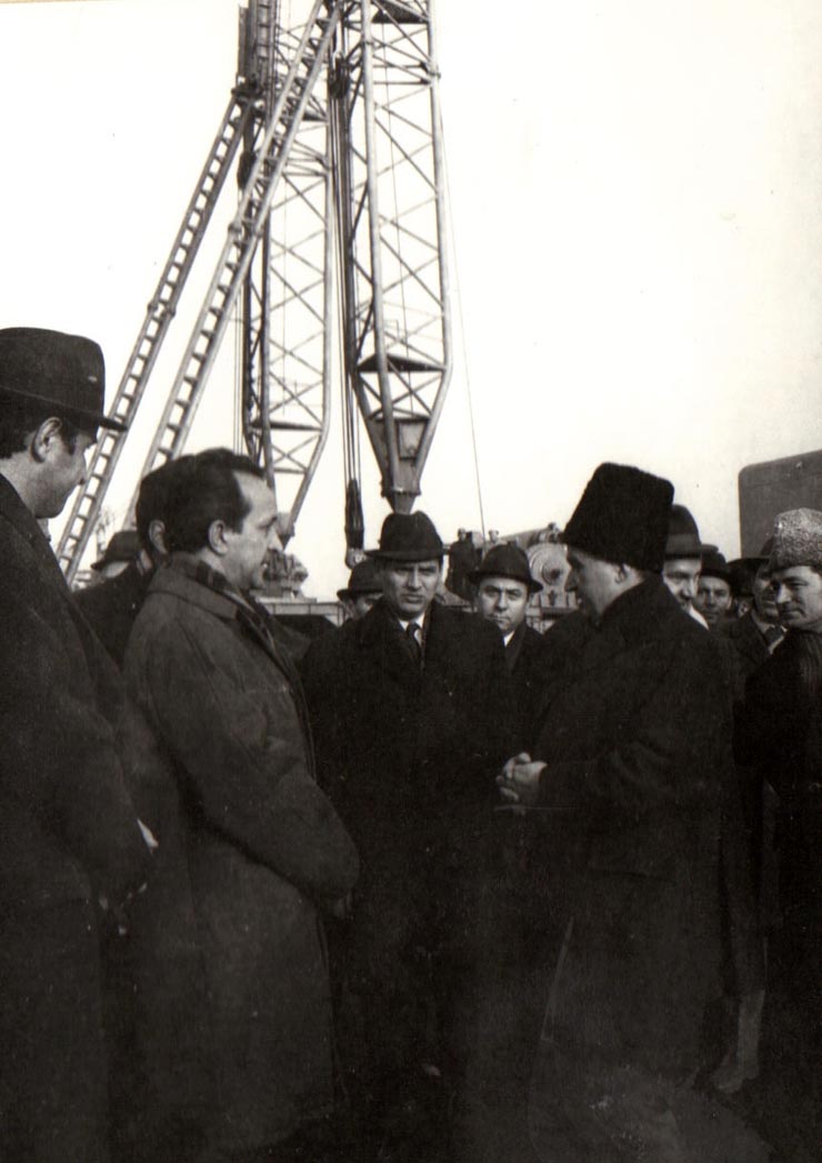 Vizita de lucru a lui Nicolae Ceauşescu, secretar general al P.C.R., preşedintele Consiliului de Stat al R.S.R la Uzina „1 Mai” Ploieşti.    (12 ianuarie 1971).