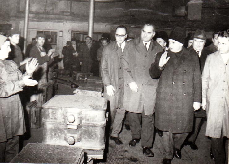 Vizita de lucru a lui Nicolae Ceauşescu, secretar general al P.C.R., preşedintele Consiliului de Stat al R.S.R la Uzinele „Timpuri Noi” Bucureşti.    (21 ianuarie 1971).