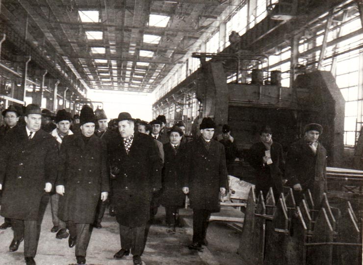 Vizita de lucru a lui Nicolae Ceauşescu, secretar general al P.C.R., preşedintele Consiliului de Stat al R.S.R la Uzinele de maşini grele Bucureşti.    (21 ianuarie 1971).