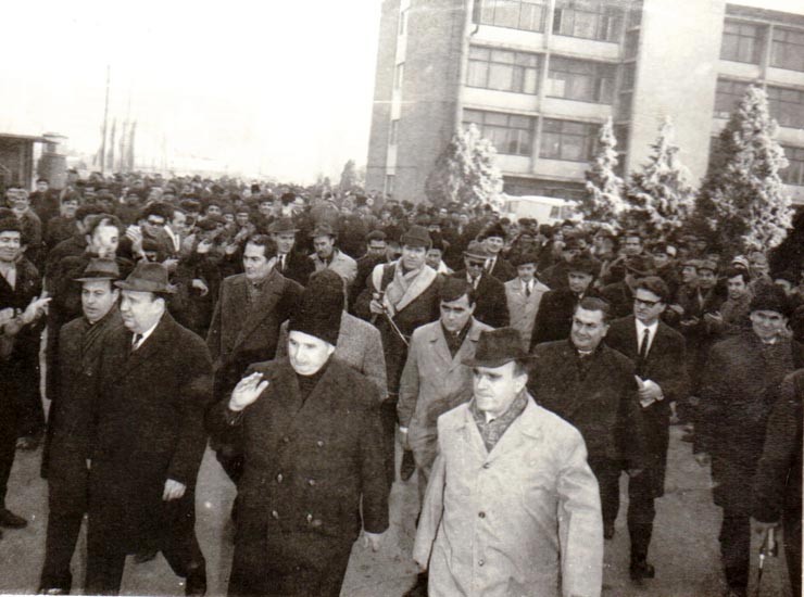 Vizita de lucru a lui Nicolae Ceauşescu, secretar general al P.C.R., preşedintele Consiliului de Stat al R.S.R la „Autobuzul” Bucureşti.     (21 ianuarie 1971).