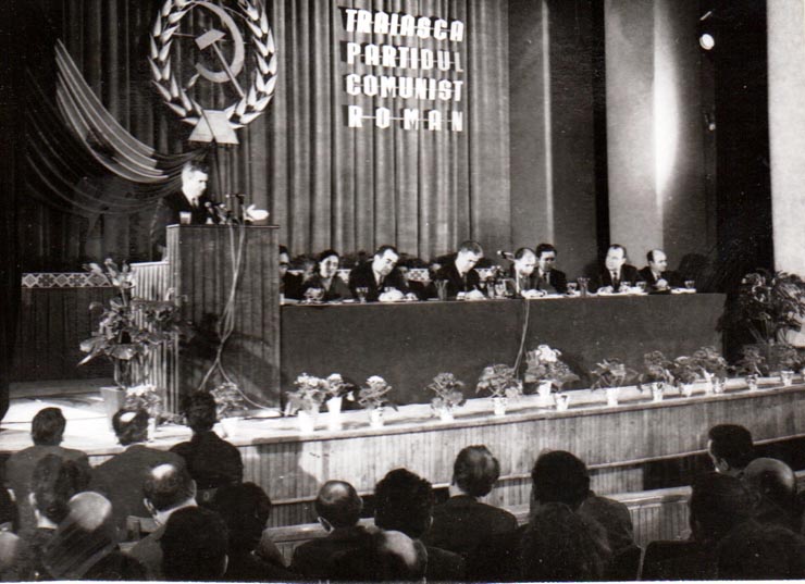 Nicolae Ceauşescu, secretar general al P.C.R., preşedintele Consiliului de Stat al R.S.R., ţinându-şi  cuvântarea la adunarea muncitorilor de la Uzinele „23 August” din Bucureşti.   (15 februarie 1971).