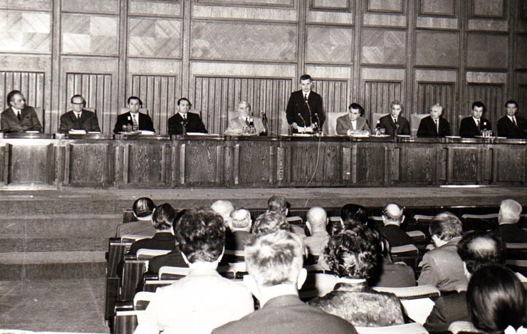 Nicolae Ceauşescu expunându-şi cuvântarea în cadrul Plenarei Consiliului Naţional al Frontului Unităţii Socialiste. (26 mai 1971).