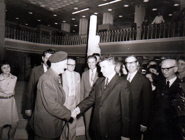 Vizita lui Nicolae Ceauşescu la expoziţia consacrată aniversării a cinci decenii de la crearea P.C.R.- discuţie amicală cu Gheorghe Cristescu, primul secretar general al P.C.R. (1921-1924). (27 mai 1971).