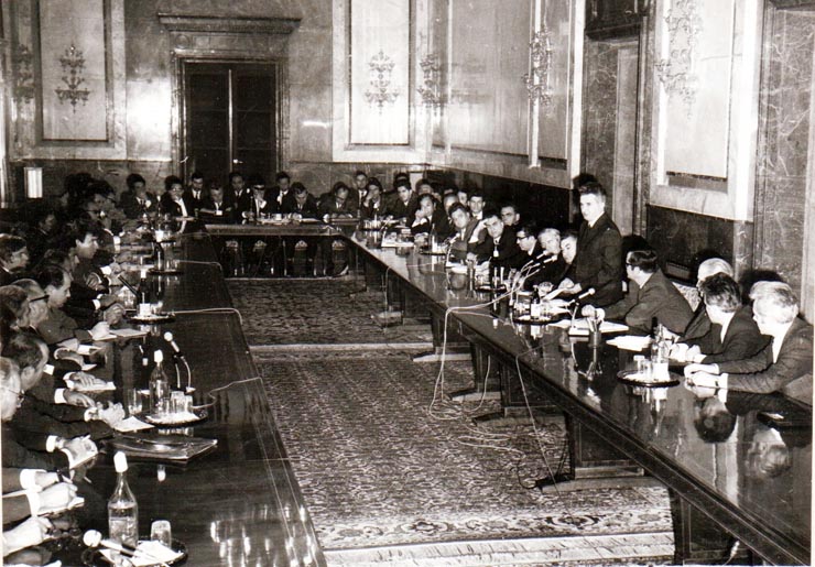 Întâlnirea conducătorilor de partid la C.C al P.C.R. cu scriitorii. Nicolae Ceauşescu expunându-şi cuvântarea.( sept. 1971).